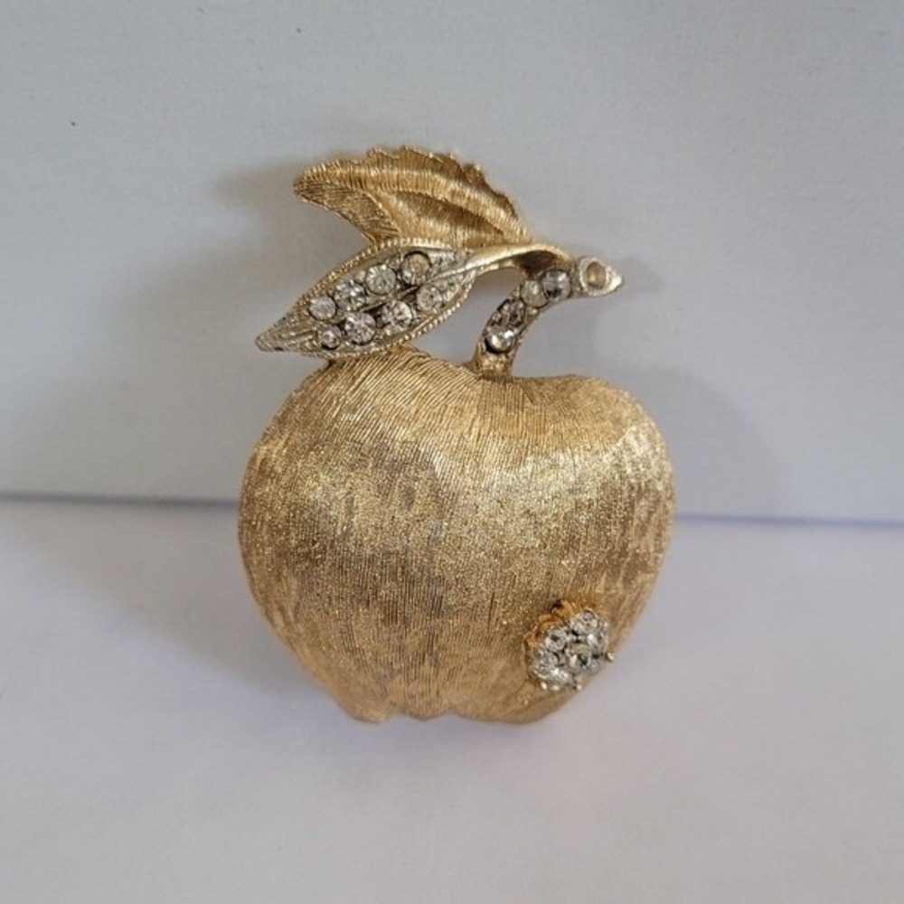 Vintage Gold Tone Textured Apple Brooch‎ Pin Clear Rhinestone